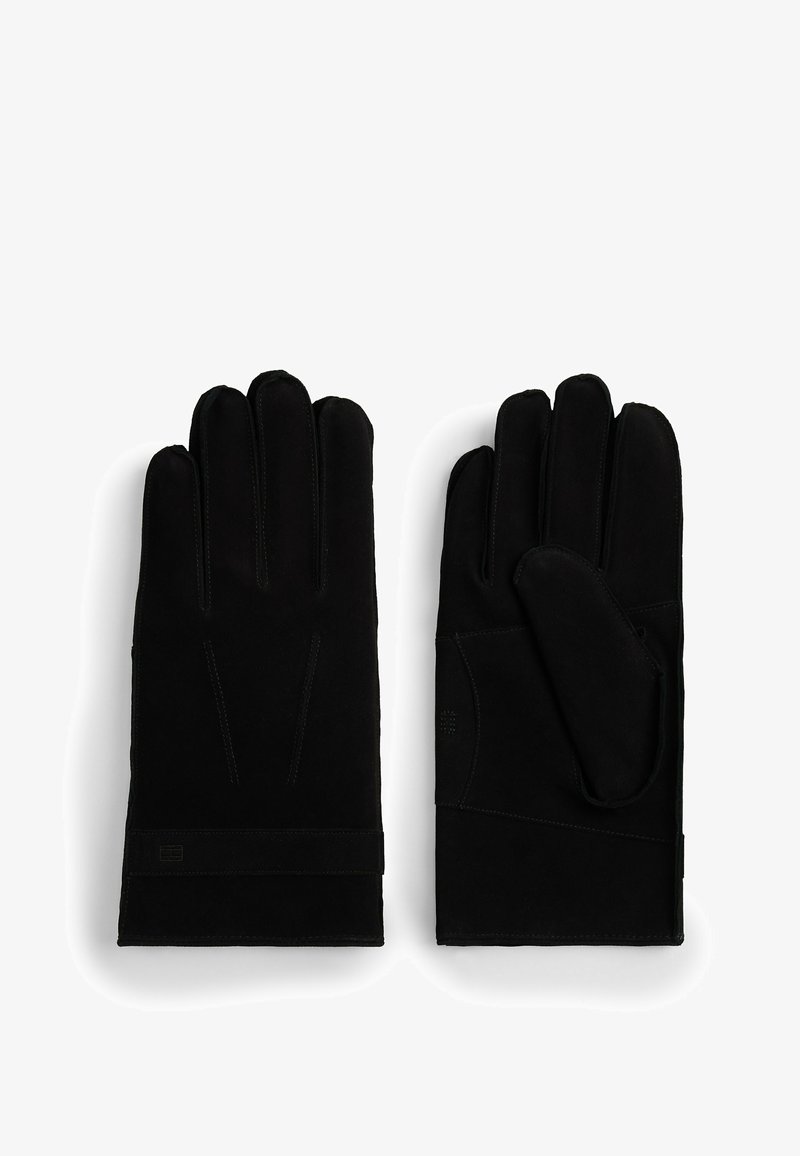 Guanti in suede nero con una texture liscia, dotati di cinque dita, accenti cuciti e un cinturino per una vestibilità sicura.