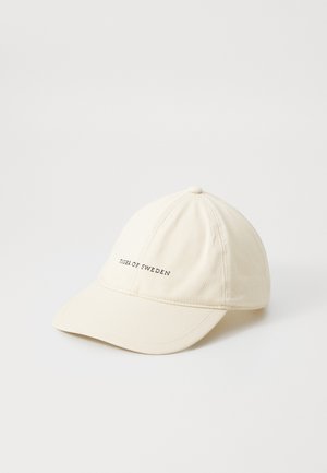 Casquette de baseball ivoire avec une visière courbée et l'inscription "TIGER OF SWEDEN" brodée en noir sur le panneau avant.
