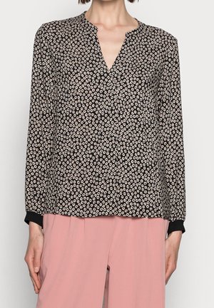 Sort langærmet bluse med blomstermotiv i creme. Har V-udskæring og knaplukning. Blødt stof og afslappet pasform.