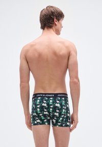 Banda elastică neagră cu logo-ul "JACK & JONES"; pantaloni scurți verzi cu model floral și flamingo; material din bumbac; design ajustat.