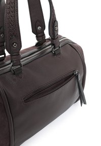 Bruine leren handtas met een gestructureerde afwerking, dubbele handvatten, een ritsopening aan de bovenkant en een zijzak met rits. Voorzien van zwarte hardware accenten.