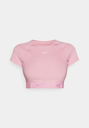 Top scurt roz cu mânecă scurtă, margină canalată și un logo alb Nike pe piept. Material neted cu un design ajustat.