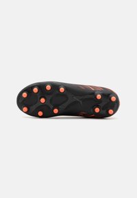 Talpa de cipă de fotbal neagră cu crampoane din cauciuc portocalii. Prezintă modele texturate și un design elegant pentru tracțiune și suport pe teren.