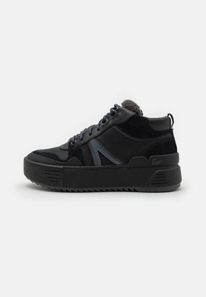 Czarne trampki w stylu high-top, wykonane z połączenia gładkich i teksturowanych materiałów, z grubą podeszwą, wyraźnym sznurowaniem oraz logiem z boku.