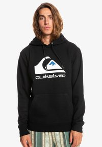 Černá mikina s kapucí vyrobená z měkké látky, se velkým bílým a modrým logem Quiksilver, designem na přetahování a klokaní kapsou.
