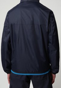 Giacca leggera blu marina con una texture liscia, colletto con zip e un bordo azzurro a contrasto all'orlo. La vista posteriore non mostra ulteriori dettagli.