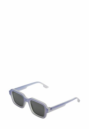 Lunettes de soleil teintées de violet avec une monture carrée, finition mate et verres foncés. Présentent des branches épaisses et un design géométrique.