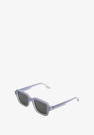 Lunettes de soleil teintées de violet avec une monture carrée, finition mate et verres foncés. Présentent des branches épaisses et un design géométrique.