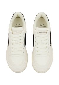 Sneakers bianchi con lacci realizzati in pelle, caratterizzati da una striscia nera lungo i lati e dettagli con logo sulla linguetta. Design della punta arrotondata.