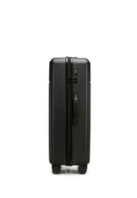 Zwarte harde koffer met gestructureerde afwerking, dubbele ritsen, geïntegreerd cijferslot en vier zwarte wielen voor mobiliteit.