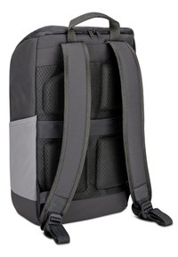 Sac à dos en tissu gris avec rembourrage en maille, bretelles ajustables et pochette latérale. Équipé d'une poignée supérieure et d'une forme rectangulaire.