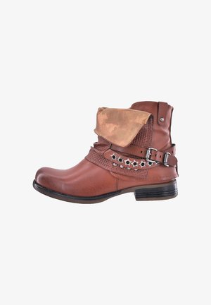 Braune Leder-Ankle-Boots mit gefaltetem metallischem Schaft, dekorativem gewebtem Muster, Nietenriemen und niedrigem, gestapeltem Absatz.