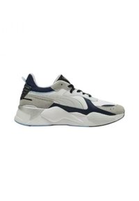 Sneaker con tomaia nera, blu navy e grigia; materiali in rete e camoscio; suola intermedia bianca e spessa; dettagli testurizzati sul tallone e sui lati.