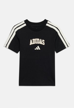Tricou negru Adidas cu dungi duble albe pe mâneci și logo-ul și textul Adidas pe piept, afișat pe un fundal simplu.
