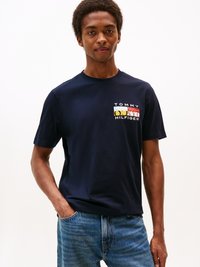 T-shirt en coton bleu marine avec le logo "TOMMY HILFIGER" en lettres multicolores sur la poitrine gauche. Coupe décontractée avec des manches courtes.