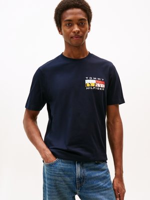 Tommy Hilfiger COLOUR FLAG TEE - Nyomott mintás póló - desert sky