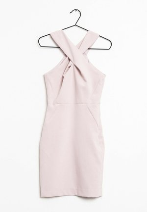 Jasnoróżowa sukienka bez rękawów z krzyżującym się dekoltem halter, dopasowanym krojem i bocznymi kieszeniami, wykonana z gładkiego materiału, wisząca na czarnym wieszaku.
