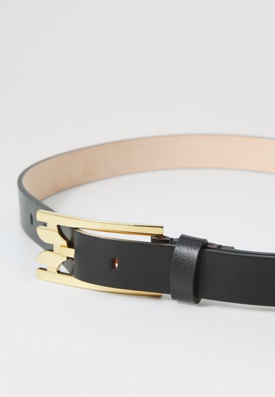 Μαύρη δερμάτινη ζώνη με λεία υφή, διαθέτει χρυσό μεταλλικό πόρπη με γεωμετρικό σχέδιο και ρυθμιζόμενο λουρί για προσαρμογή μεγέθους.