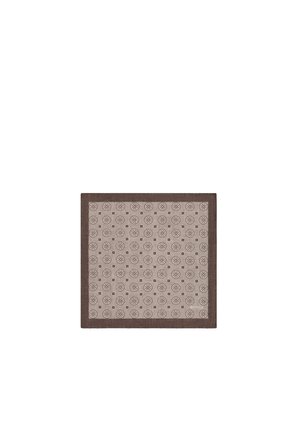 Quadratisches braunes Taschentuch mit kreisförmigen und quadratischen Motiven und einem dunkelbraunen Rand.