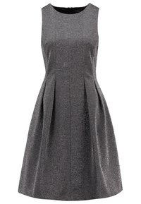Robe métallisée argentée sans manches, longueur genou, avec corsage ajusté, encolure ronde et jupe plissée en ligne A.