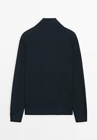 Pull noir en maille côtelée avec manches longues et col montant, présenté de dos sur un fond blanc uni.