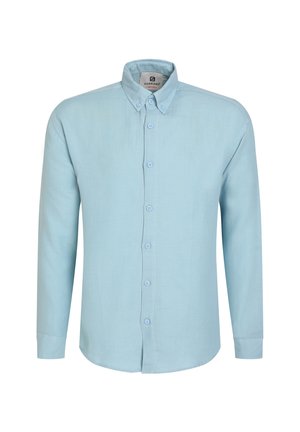 Camisa de manga larga azul claro hecha de una tela suave, con cuello de botón y cierre de botones en la parte frontal.