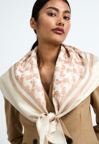 HORSE CARRIAGE SQUARE - Halsdoek - ivory