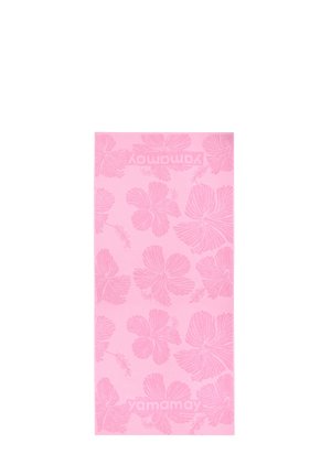 Asciugamano rettangolare rosa con motivi di fiori di ibisco rosa chiaro e la parola "yamamay" stampata su entrambe le estremità.