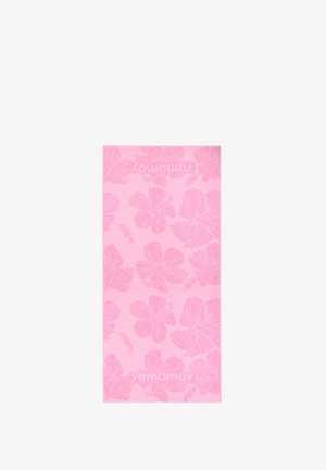 Asciugamano rettangolare rosa con motivi di fiori di ibisco rosa chiaro e la parola "yamamay" stampata su entrambe le estremità.