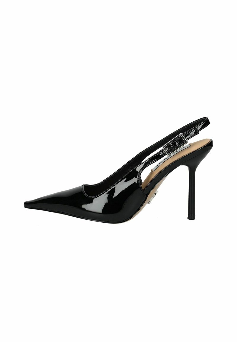 Zapatos de tacón tipo slingback de charol negro con puntera afilada, tacón de aguja y diseño recortado. Presenta un acento de hebilla metálica.