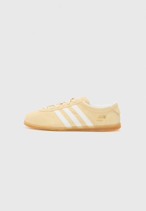 GAZELLE LO PRO W - Sportcipő - sand strata/ white/gum