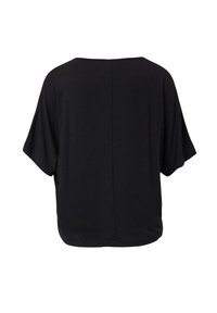 Czarny luźny top z krótkim rękawem i szerokim dekoltem, z widocznym szwem na plecach, na białym tle.
