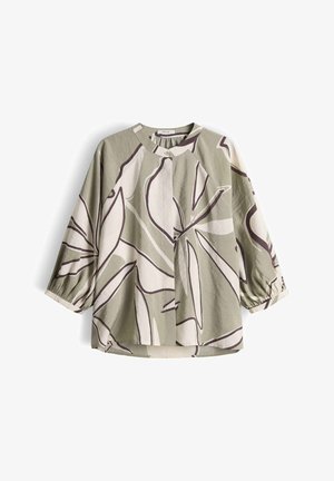 Blusa a taglio ampio con motivi astratti di foglie beige e marroni, scollo rotondo, davanti con bottoni e maniche a sbuffo 3/4 con polsini elastici.