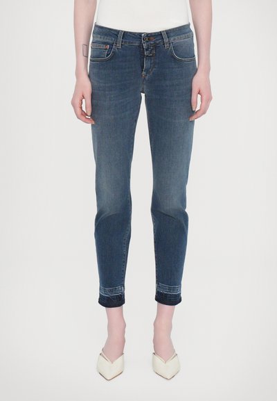 Mørkeblå denim jeans med lys falmning, op rullede manchetter, fem-lomme design, knaplukning og kontrasterende syninger.