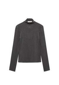 Haut gris à manches longues avec un col montant et un demi-zip, en tissu doux, présentant un détail de panneau central rectangulaire.