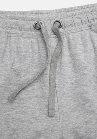 Grijze sweatpants van een katoenen mix met een trekkoord in de taille en metalen oogjes, zachte textuur en gestikte details.