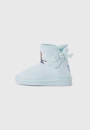 Botte d'hiver pour enfant bleu clair avec finition pailletée, nœud latéral et motif partiel de renne et de flocon de neige sur la cheville.