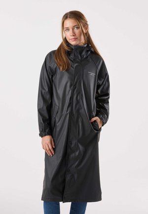 Zwarte waterdichte regenjas met lange mouwen, drukknopen en zijzakken; gladde, glanzende textuur; voorzien van een capuchon en een logo op de borst.