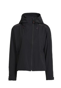 Zwarte outdoorjas met een capuchon, gemaakt van een soepele, lichte stof. Voorzien van zijzakken en rode accentstiks op de schouders.