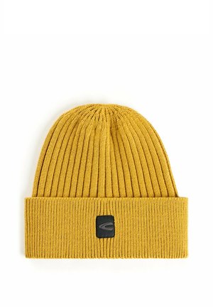 Sennepsgul ribstrikket beanie med foldet kant og lille sort rektangulært logo-mærke foran i midten.
