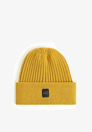 Sennepsgul ribstrikket beanie med foldet kant og lille sort rektangulært logo-mærke foran i midten.