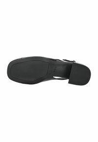 Černá kožená bota s kulatou špičkou, středním blokovým podpatkem, hladkým povrchem a plochou gumovou podrážkou, která má minimální branding a elegantní design.