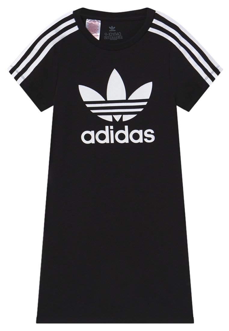 Schwarzes T-Shirt-Kleid aus Baumwolle mit weißem adidas-Logo und drei weißen Streifen an den kurzen Ärmeln. Runder Ausschnitt, lässige Passform, glatte Textur.