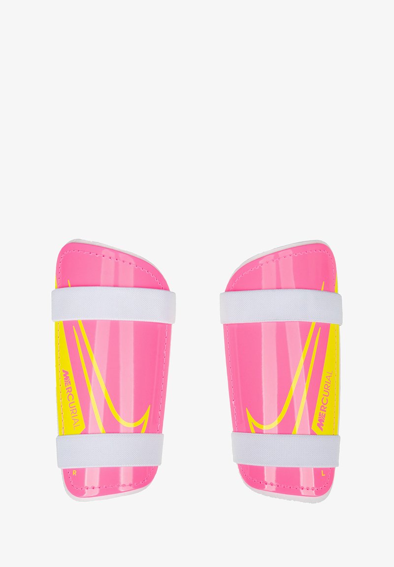 Rosafarbene Schienbeinschoner mit einer glatten, glänzenden Oberfläche, ausgestattet mit gelben Akzenten und weißen Riemen für eine sichere Befestigung. Entwickelt für schützende Sportbekleidung.