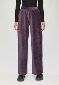 Paarse corduroy wijde broek met een hoge tailleband, voorzien van een zachte textuur en een gladde afwerking. Gemoedelijk gecombineerd met zwart chunky laarzen.