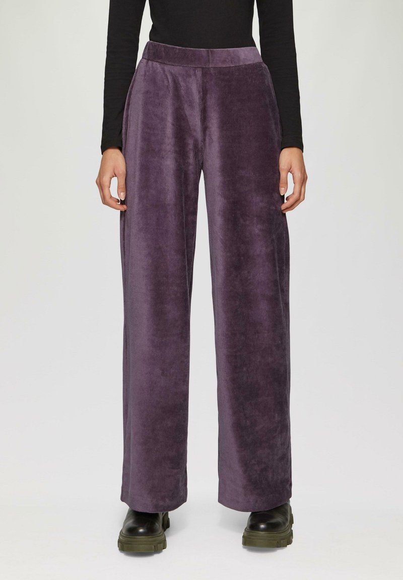 Paarse corduroy wijde broek met een hoge tailleband, voorzien van een zachte textuur en een gladde afwerking. Gemoedelijk gecombineerd met zwart chunky laarzen.