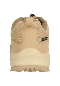 Beige wasserdichte Sportschuh mit einem Mesh-Obermaterial, einer robusten Gummisohle und einem kreisförmigen Schnürsystem an der Rückseite für einen sicheren Sitz.