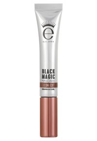 Black Magic Mascara in Cocoa Edit, mit einer silbernen Tube und einem roségoldenen Basis, strukturiertem Design und fetter schwarzer Schrift.
