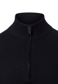 Zwarte geribbelde trui met opstaande kraag en een korte rits aan de voorkant, lopend van de borst tot de nek.