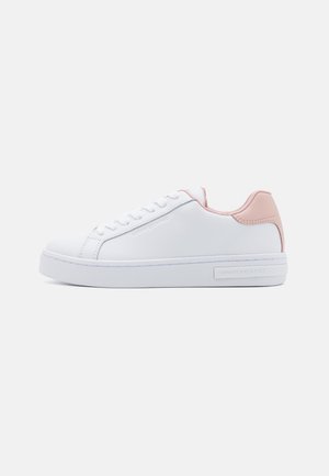 Zapatillas deportivas de cuero blanco con acabado liso, detalles en rosa en el talón, punta redonda y suela de goma blanca. Marca visible en el lateral.